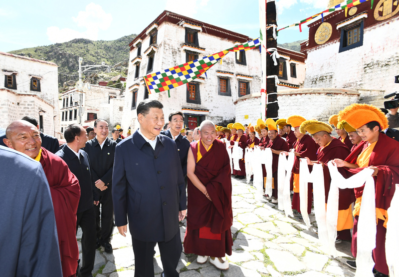 7月21日至23日，中共中央总书记、国家主席、中央军委主席习近平来到西藏，祝贺西藏和平解放70周年，看望慰问西藏各族干部群众。这是22日下午，习近平在位于拉萨西郊的哲蚌寺考察。新华社记者 谢环驰 摄