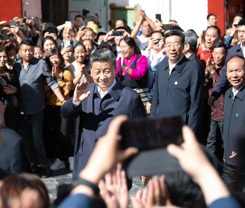 7月21日至23日，中共中央总书记、国家主席、中央军委主席习近平来到西藏，祝贺西藏和平解放70周年，看望慰问西藏各族干部群众。这是22日下午，习近平在考察位于拉萨市老城区的八廓街时，向各族群众挥手致意。新华社记者 申宏 摄