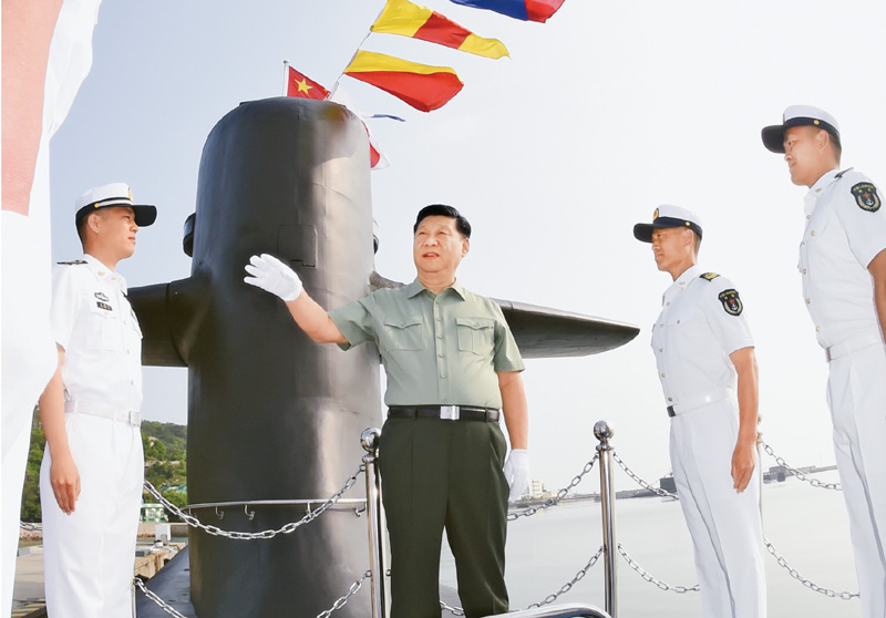 　　2018年6月11日下午，中共中央总书记、国家主席、中央军委主席习近平视察北部战区海军。这是习近平来到某潜艇部队，登上潜艇，同艇员亲切交谈。 新华社记者 李刚/摄