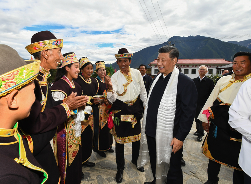 7月21日至23日，中共中央总书记、国家主席、中央军委主席习近平来到西藏，祝贺西藏和平解放70周年，看望慰问西藏各族干部群众。这是21日下午，习近平在林芝市巴宜区林芝镇嘎拉村，同村民达瓦坚参一家亲切交流。新华社记者 谢环驰 摄